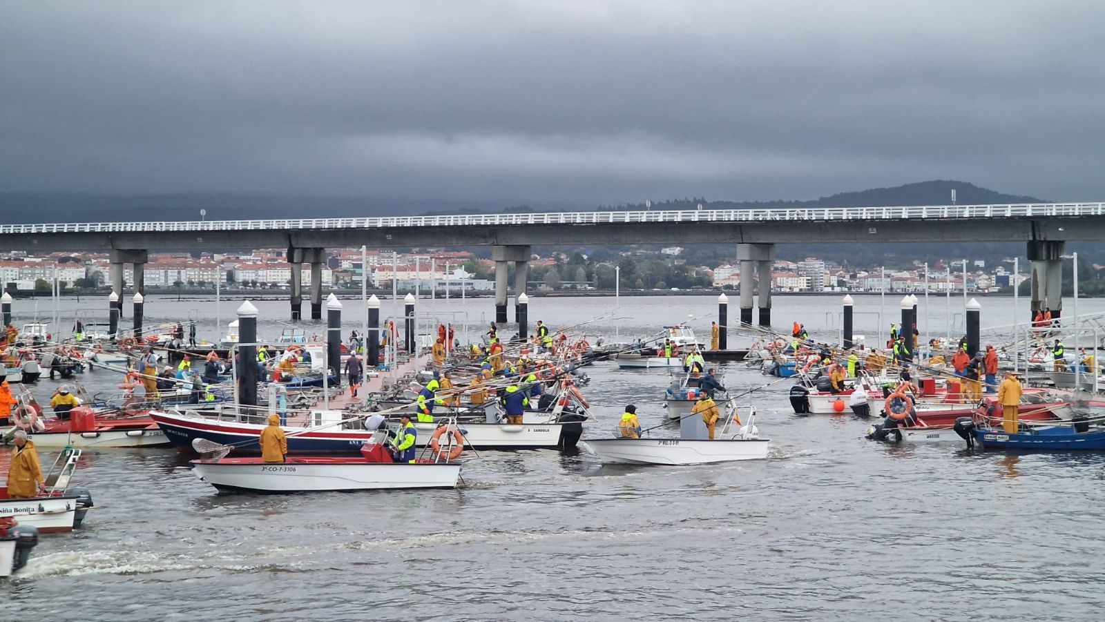 Así es el día a día en el puerto y la lonja de O Testal (Noia), donde cada vez se dan cita más mariscadores arousanos.