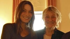 Carla Bruni posa con su madre, Marisa Bruni Tedeschi, antes de un concierto de la fundación Cini en Venecia en noviembre del 2009.