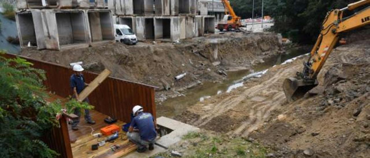 Trabajos de destape del río de Os Gafos a la altura de la estación de autobuses.  // Gustavo Santos