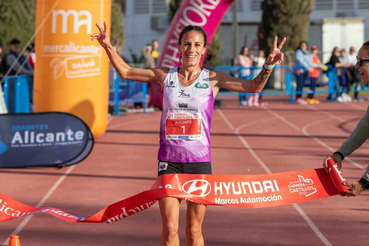 La alicantina de adopción, Yesica Mas, en plena preparación para el Maratón de Sevilla, voló sobre el asfalto para establecer un nuevo récord de la prueba 10K femenina: 38:59