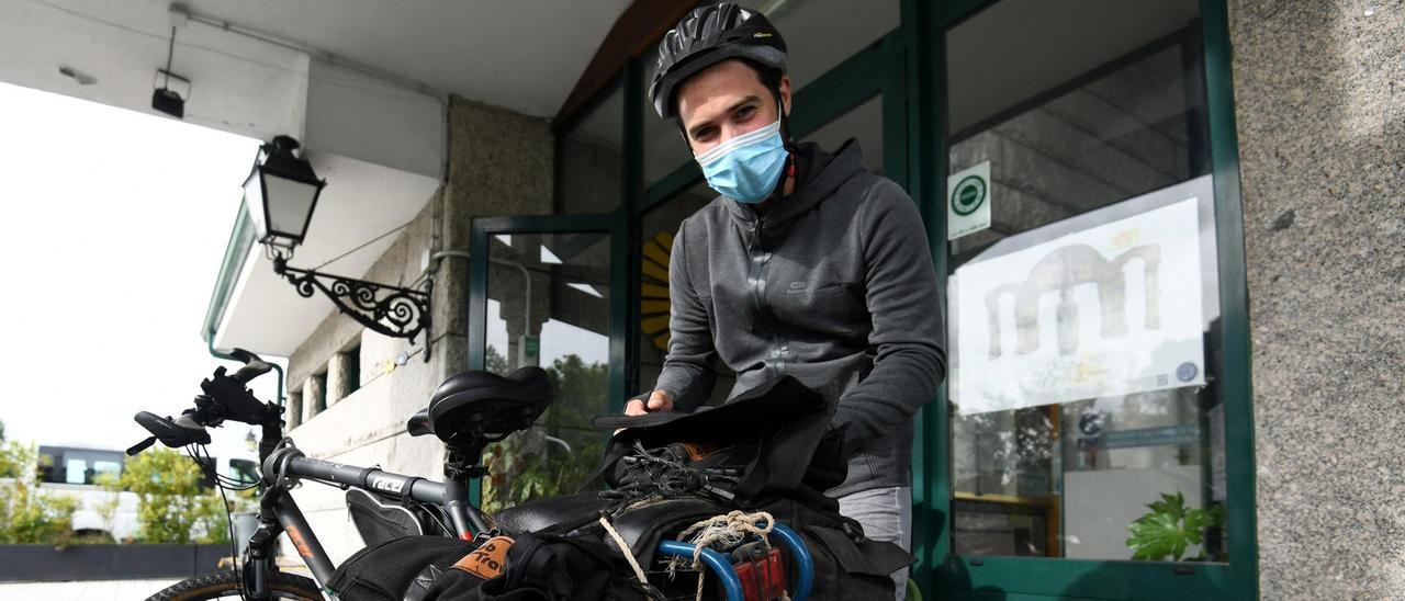 Un peregrino en el Albergue, que recibe este fin de semana a una decena de caminantes y ciclistas/ Gustavo Santos