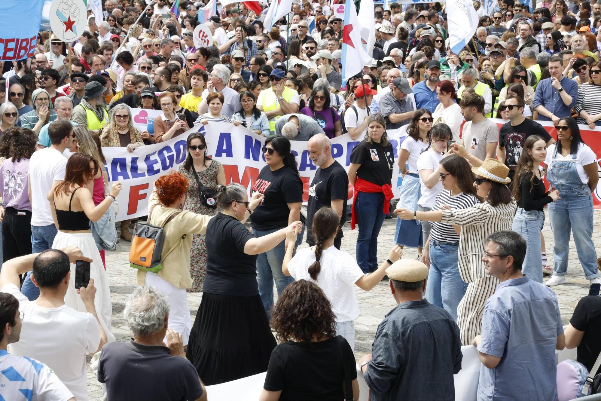 Miles de persoas toman as rúas de Santiago en defensa do galego