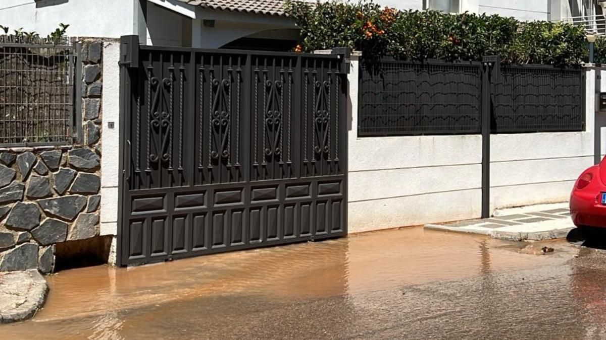 Imagen de la calle Comarca Valle del Jerte de La Sierrilla de Cáceres, inundada.