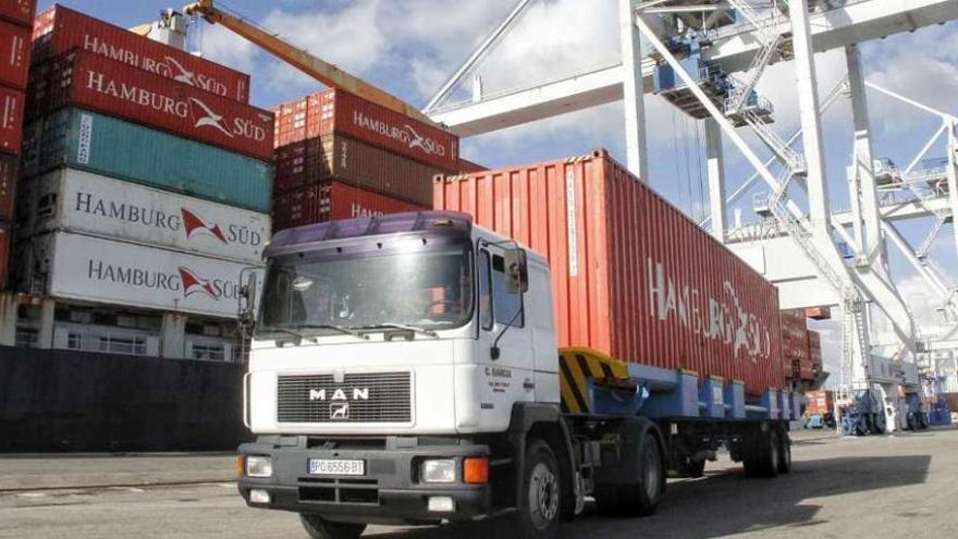 Un camión transporta una contenedor por la terminal del puerto de Marín. // Santos Álvarez