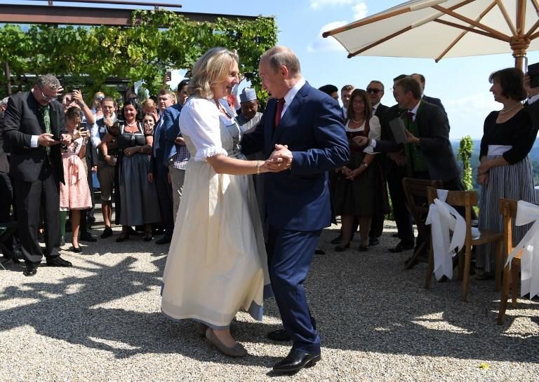 La ministra austríaca de Asuntos Exteriores, Karin Kneissl, y el presidente ruso, Vladimir Putin, bailan durante su boda.