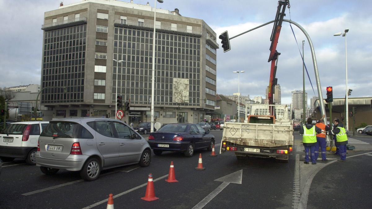 Operarios reparan un semáforo en el cruce de la avenida del Ejército con Ramón y Cajal, en una imagen de archivo.