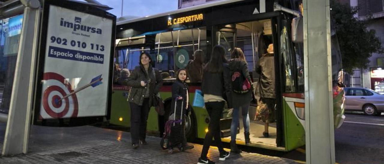 El 66,1% de los usuarios viaja gratis en el autobús urbano de Elche