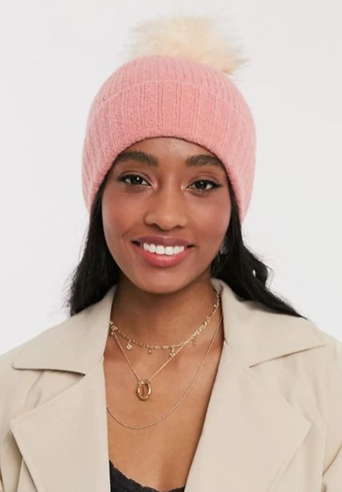 Gorro de lana con pompón en rosa (Precio: 9,49 euros)