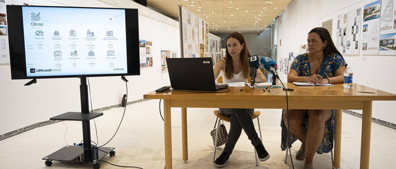 Carmen Navas y Amelia Molina presentan los datos de visados en la construcción en la sede de los arquitectos.