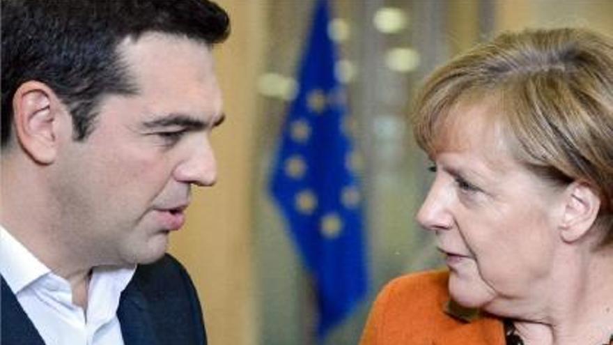 Alexis Tsipras i Àngela Merkel conversen abans de l&#039;inici de la reunió.