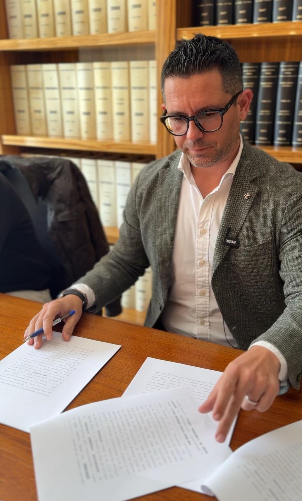 RafaelTriguero durante la firma ante notario.