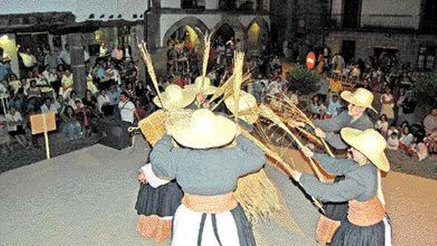 Actuación del grupo Meiramar-Axóuxeres en San Martín de Trevello, en Cáceres. / reproducción G. NÚÑEZ