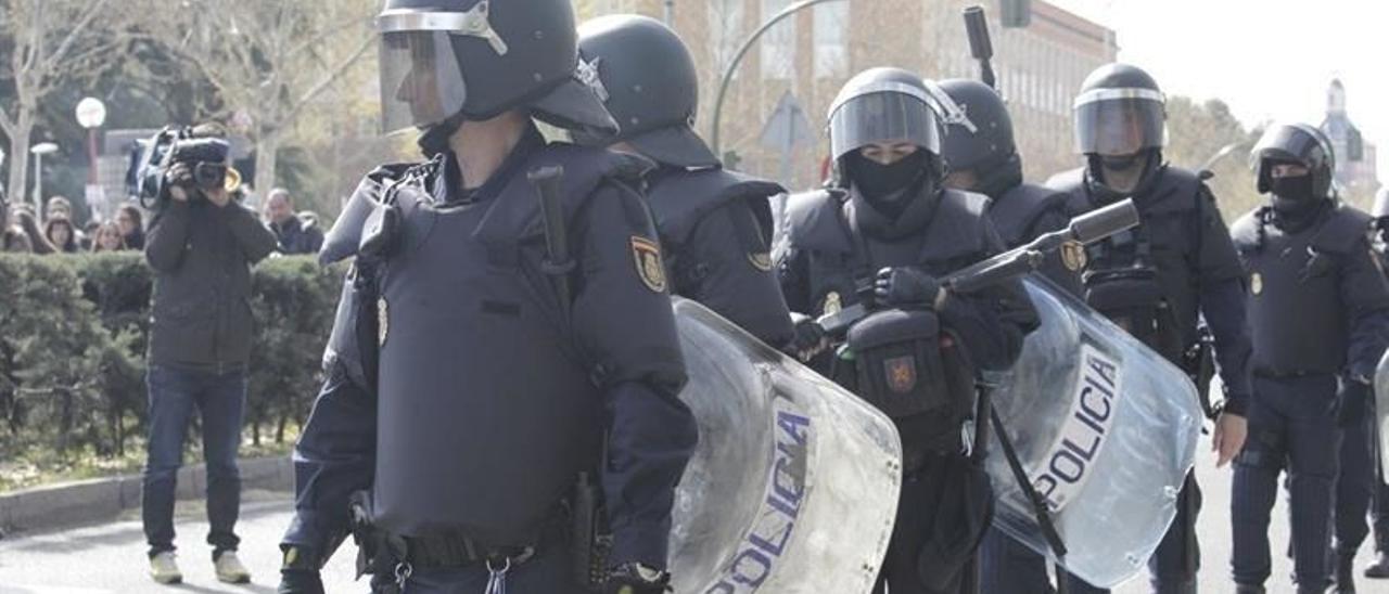 Archivo - Policías antidisturbios. Foto de recurso