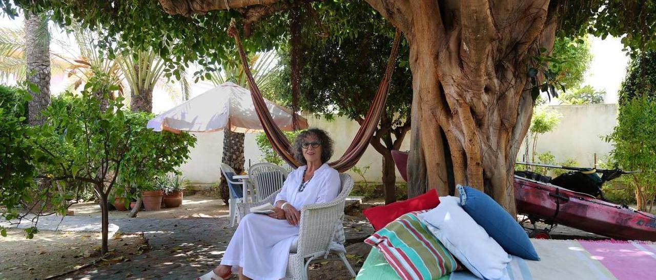 Lola López Mondéjar en el jardín de su casa.