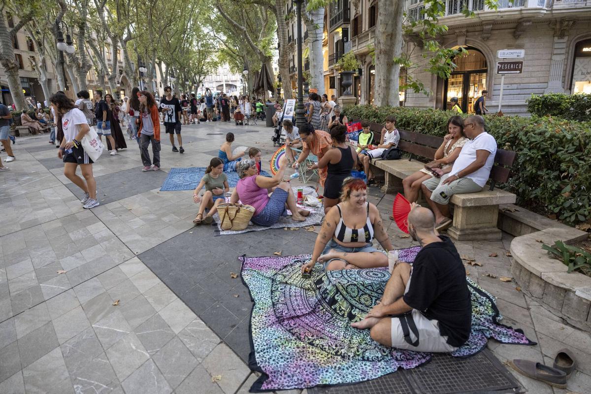 Los palmesanos recuperan el Born: "Hoy el paseo es nuestro" Los palmesanos recuperan el Born: "Hoy el paseo es nuestro"