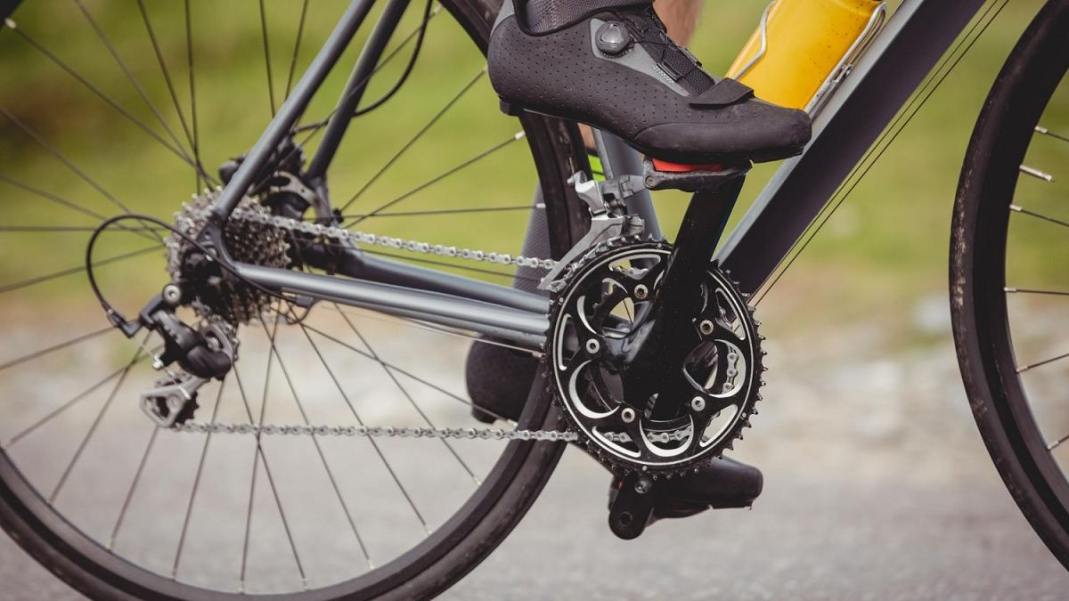 Este dispositivo de Park Tool limpia la cadena de la bicicleta sin desmontarla