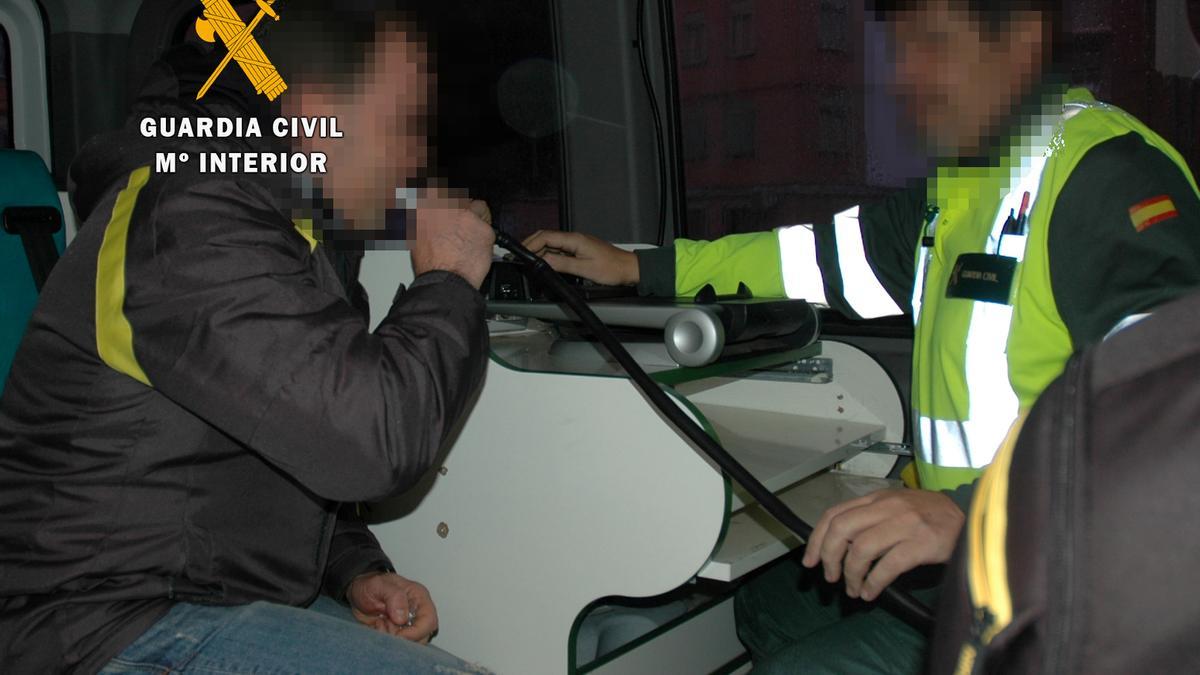 La Guardia Civil realiza un control de alcoholemia a un conductor.