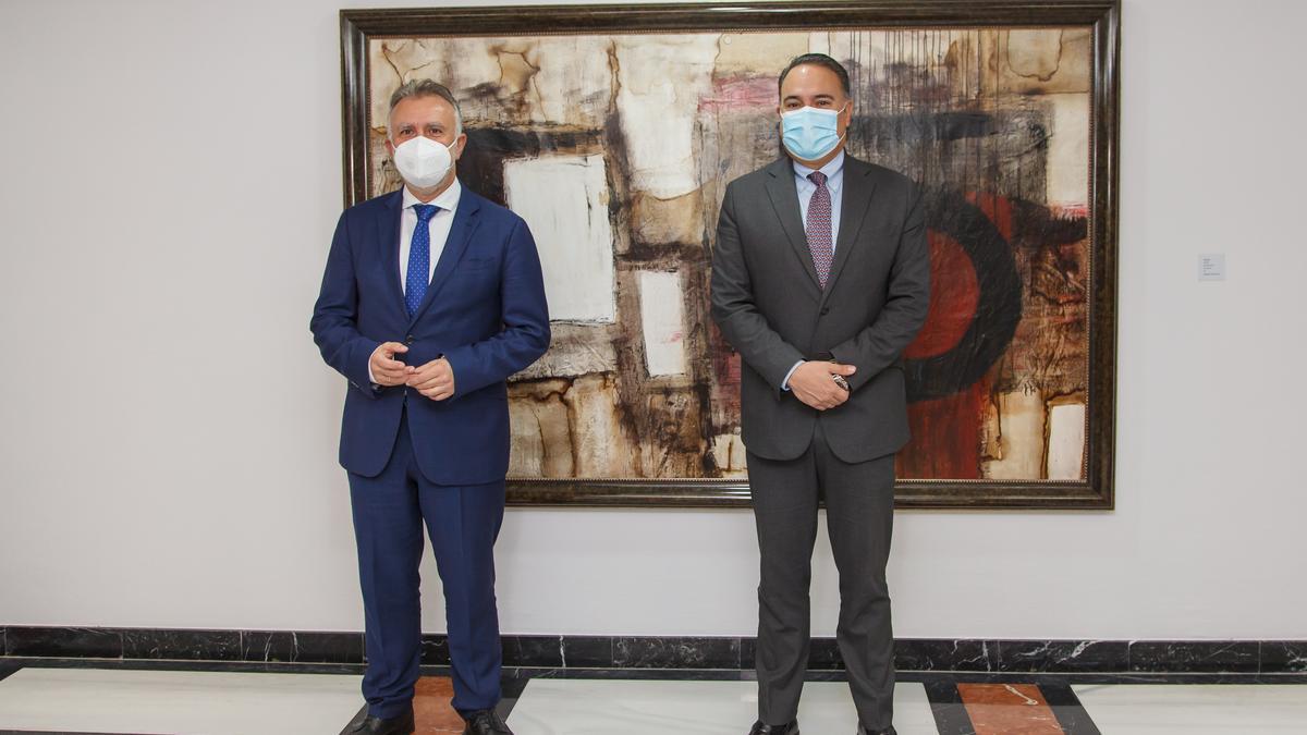 El presidente de Canarias, Ángel Víctor Torres (i) y Luis Guillermo Plata, embajador de Colombia.