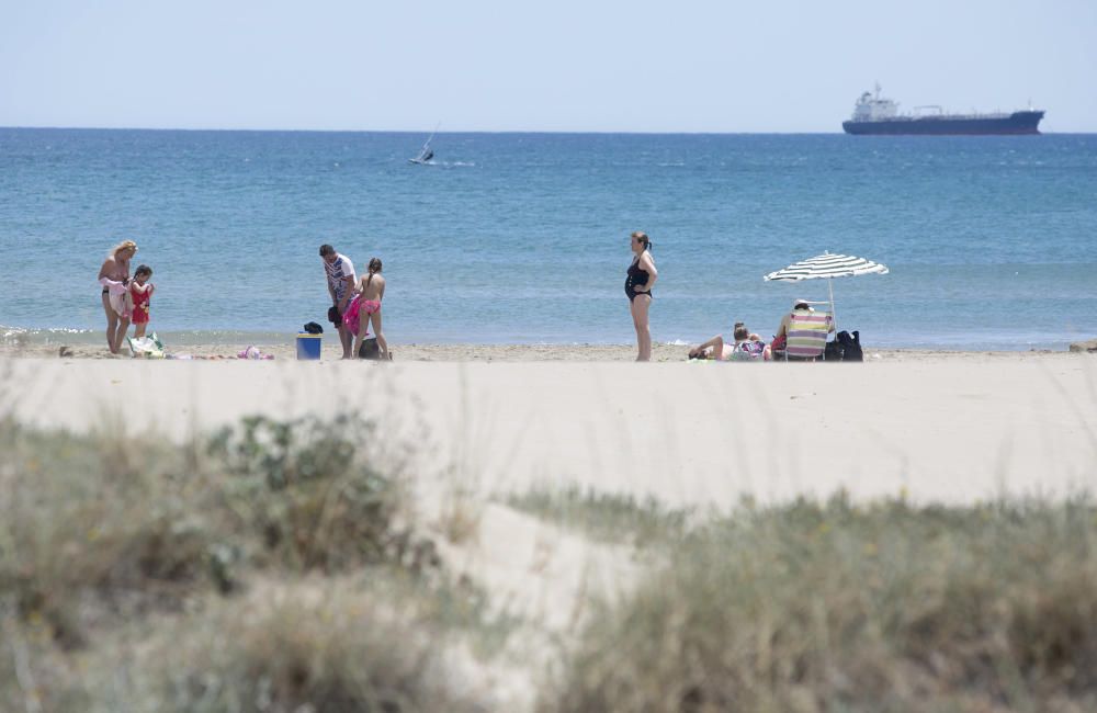 Día de playa con el termómetro cerca de los 30º en Castelló