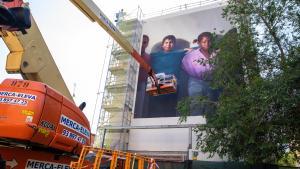 Un gran mural pintado en una pared medianera en el barrio del Besòs i el Maresme, en Barcelona.