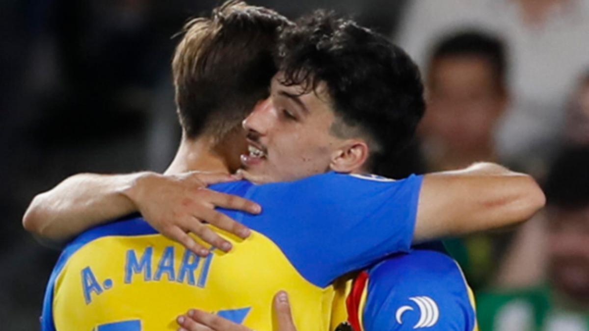 Diego López y Alberto Marí, abrazados tras marcar el primero