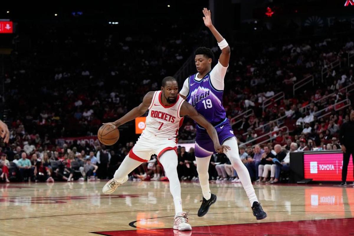 Ace Bailey en un partido de pretemporada de los Jazz en una acción con Kevin Durant