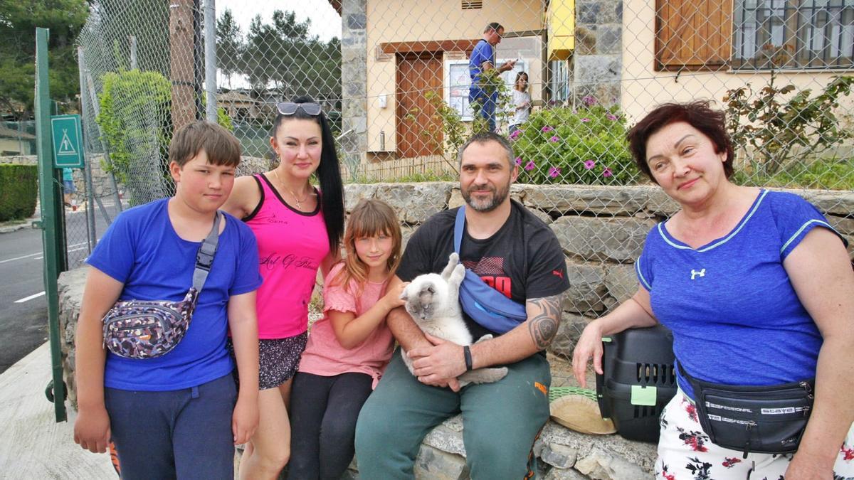 La familia, junto a la abuela materna.