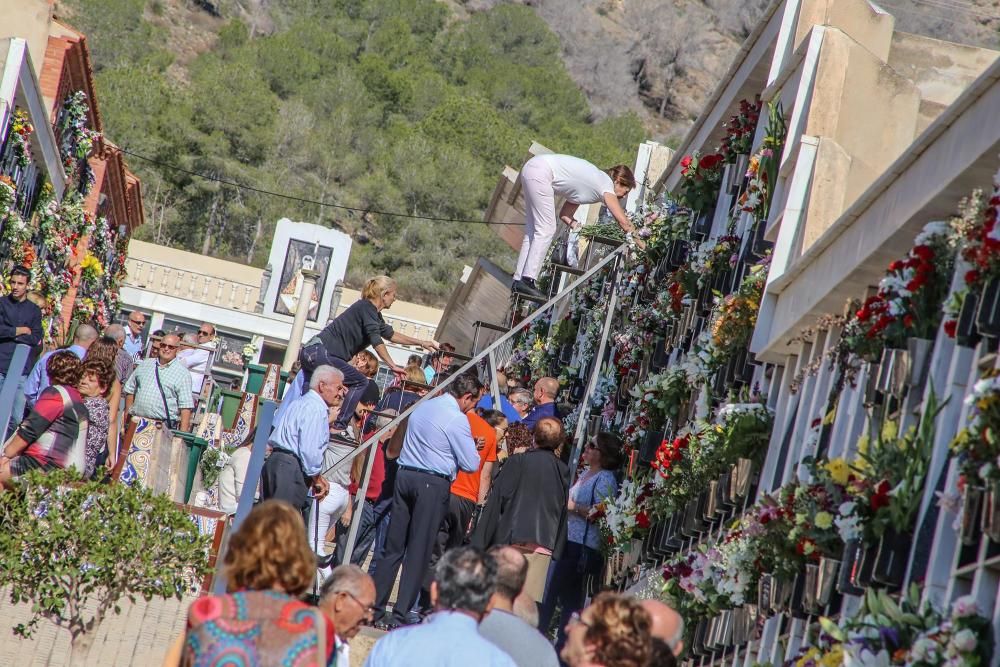 Afluencia masiva de visitantes al cementerio de Orihuela