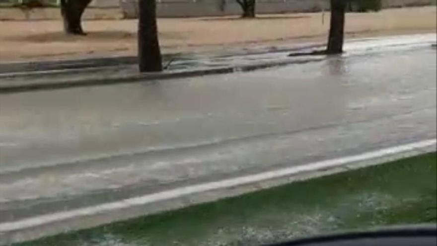 Los bomberos rescatan a veinte personas por la lluvia en Agres