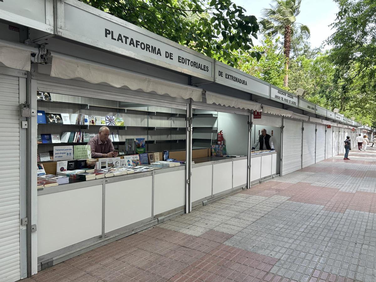 Fotogalería | Todo listo para el arranque de la Feria del Libro de Cáceres Fotogalería | Todo listo para el arranque de la Feria del Libro de Cáceres