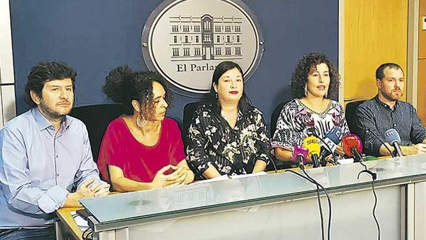 Alberto Jarabo, Paticia Font, Silvia Limones, SilviaTur, David Abril y Jaume Font, ayer en el Parlament.