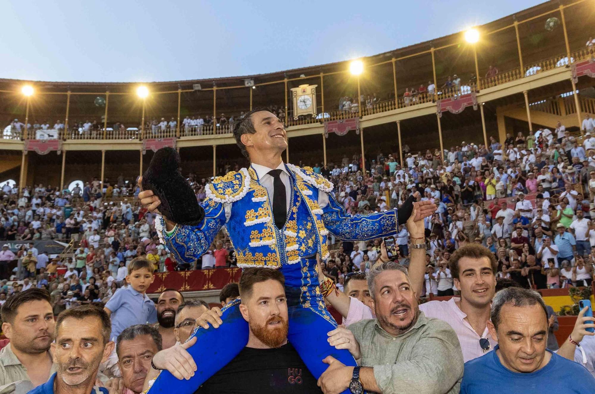 Manzanares culmina una de sus mejores tardes y sale a hombros en la Feria de Hogueras de Alicante 2025