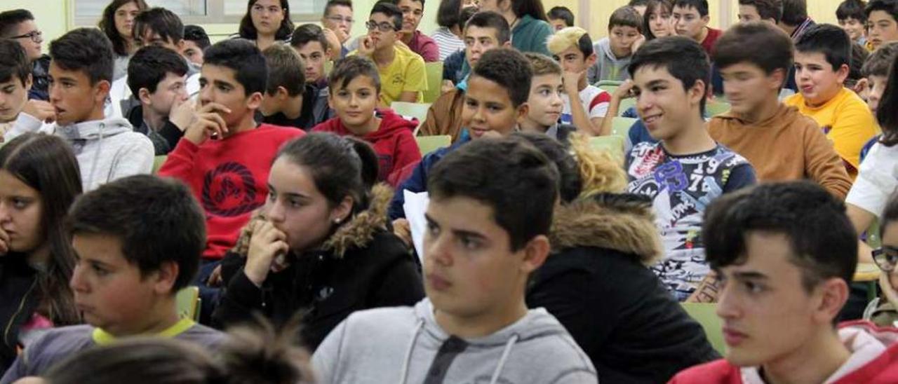 Alumnos del IES de Vilalonga (Sanxenxo) asisten al Programa de Tutorización entre Iguales. // G. Santos