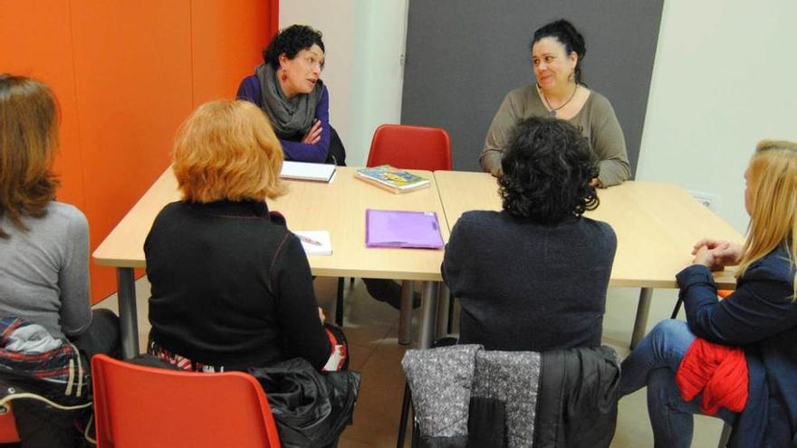 Consuelo Álvarez e Isabel Fernández, en la reunión.