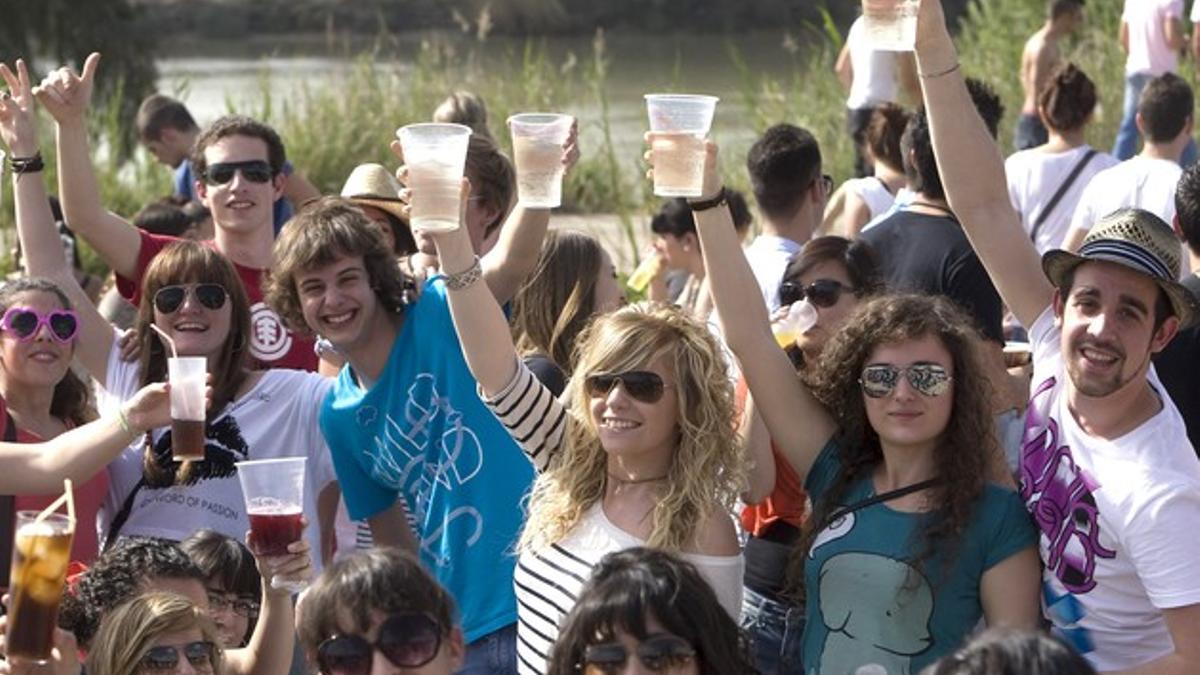 Jóvenes en el botellón de Sevilla, este viernes.