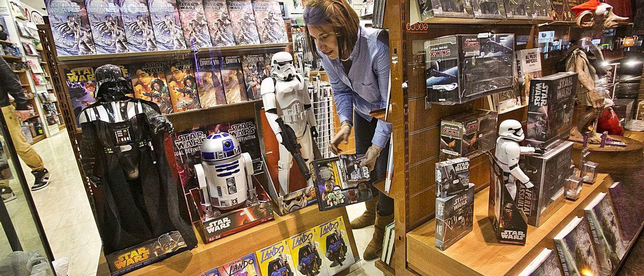 Figuras de acción de «Star Wars» en una tienda de Alicante.  | RAFA ARJONES