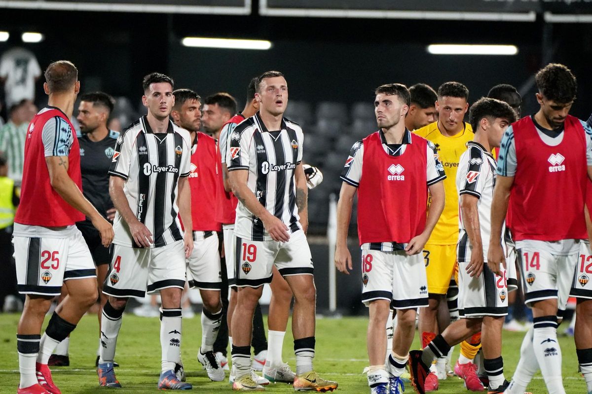 Los jugadores del Castellón, tras el empate con el Ceuta.
