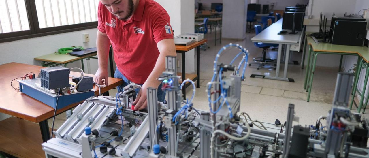 Daniel Pérez con la maqueta que le hizo ser subcampeón en el certamen nacional, en el IES Tony Gallardo donde estudió. | | JOSÉ CARLOS GUERRA