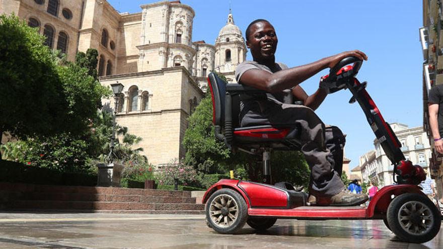 Foster Yaw Bediako, la semana pasada en la calle Císter, en el carrito eléctrico que le regaló hace dos años un generoso malagueño. El joven ganés busca empleo desde hace dos meses.