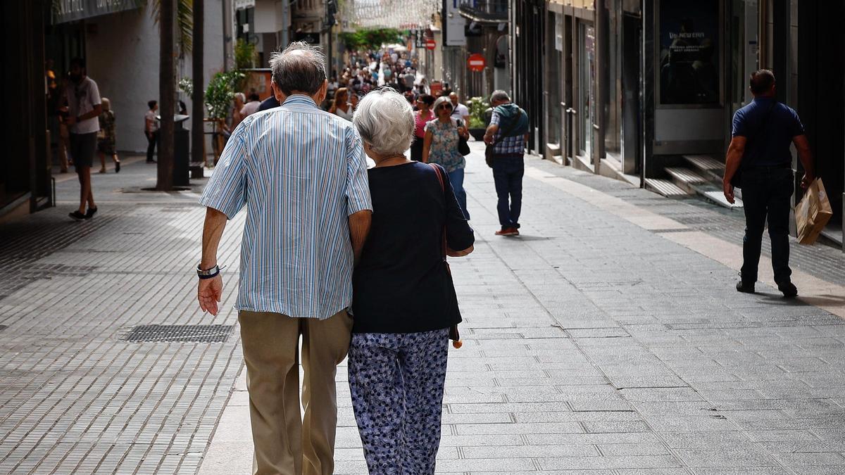 Dos personas mayores pasean por Santa Cruz de Tenerife.