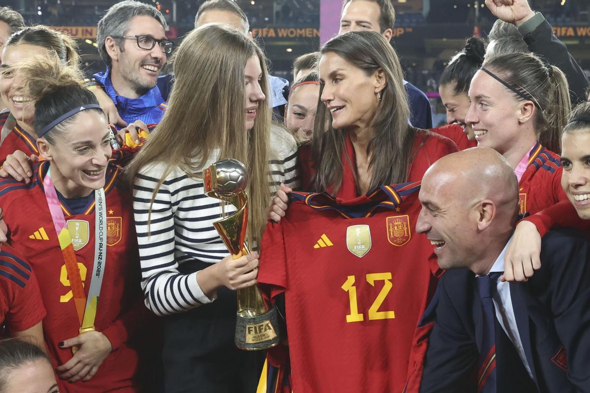 SÍDNEY (AUSTRALIA), 20/08/2023.- La reina Letizia y la infanta Sofía, acompañadas por el presidente de la Federación Española de Fútbol, Luis Rubiales (d) durante las celebraciones de la selección española femenina de fútbol tras imponerse a Inglaterra en la final del Mundial de Fútbol femenino en el Accor Stadium en Sídney Australia, este domingo. EFE/ José Jiménez /CASA REAL/SOLO USO EDITORIAL/SOLO DISPONIBLE PARA ILUSTRAR LA NOTICIA QUE ACOMPAÑA (CRÉDITO OBLIGATORIO). SOLO USO EDITORIAL/SOLO DISPONIBLE PARA ILUSTRAR LA NOTICIA QUE ACOMPAÑA (CRÉDITO OBLIGATORIO)