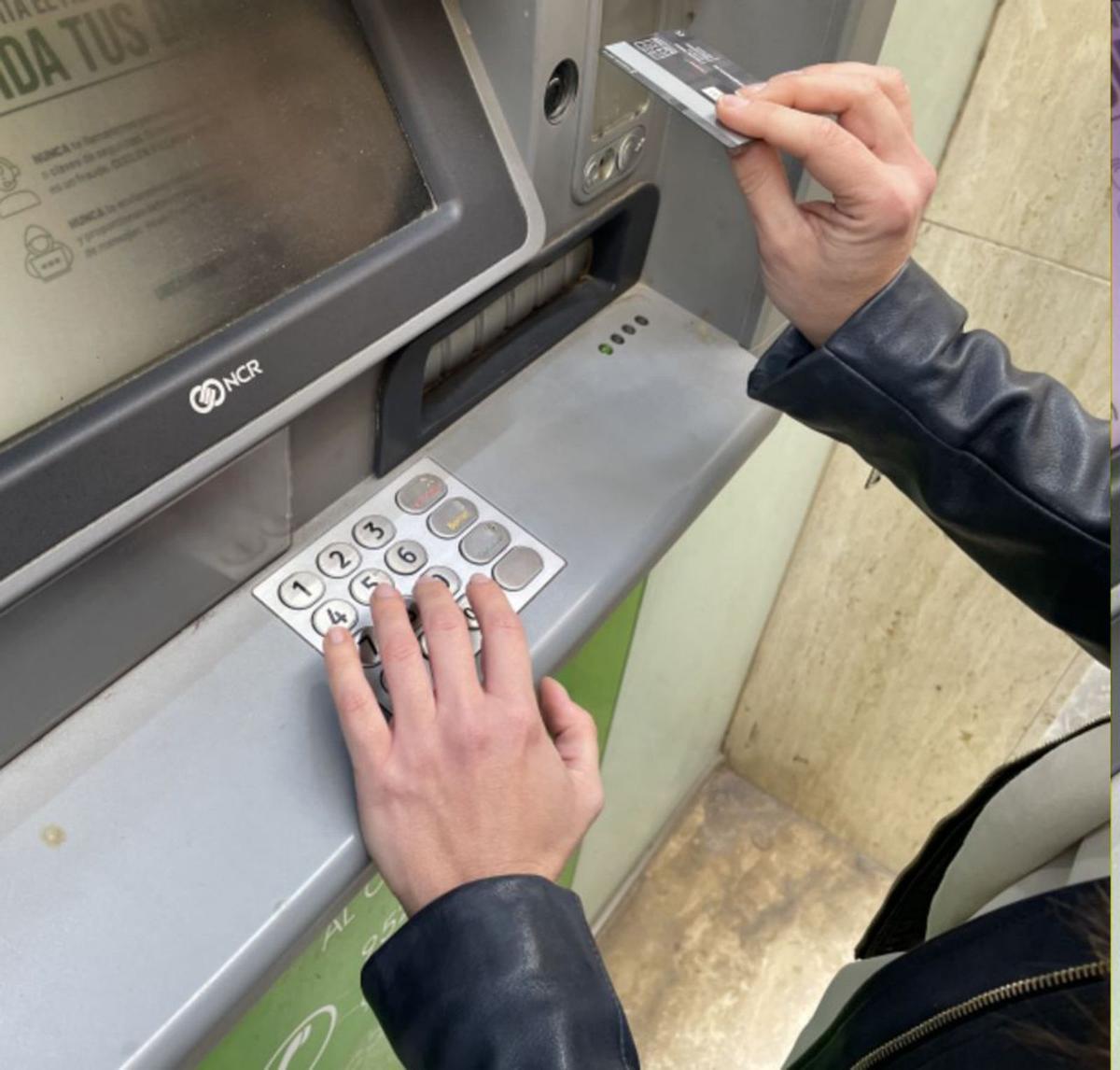 Un cliente realiza una operación en un cajero automático.