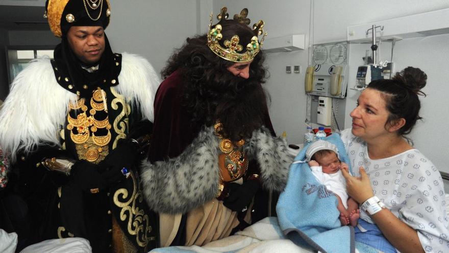 Los Reyes Magos durante una visita a una madre en el Hospital do Salnés.  |  // IÑAKI ABELLA