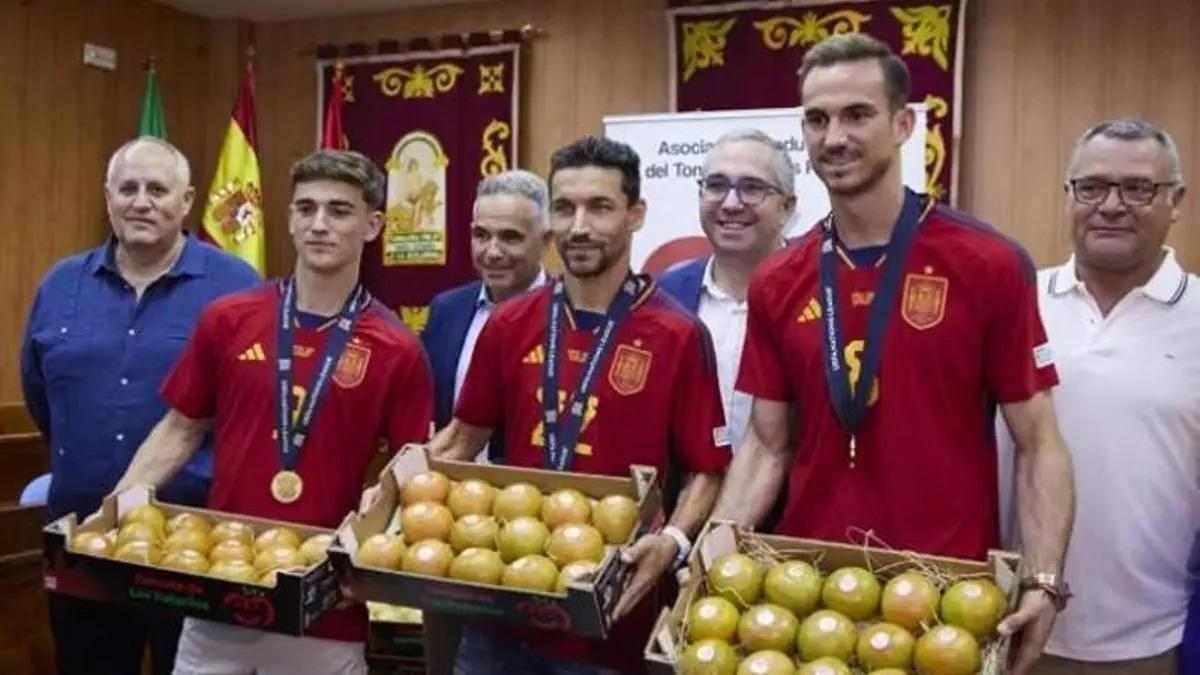 Gavi, Jesús Navas y Fabián Ruiz con autoridades del Ayuntamiento de Los Palacios.