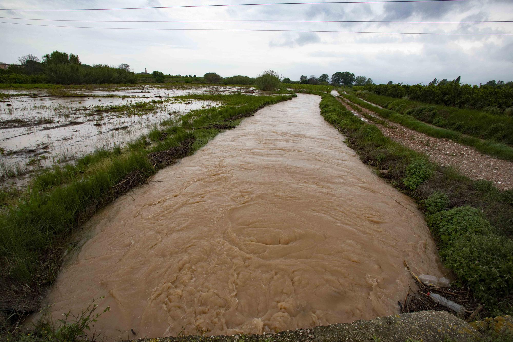 Las intensas precipitaciones han desbordado barrancos y cortado caminos en diferentes municipios de la comarca