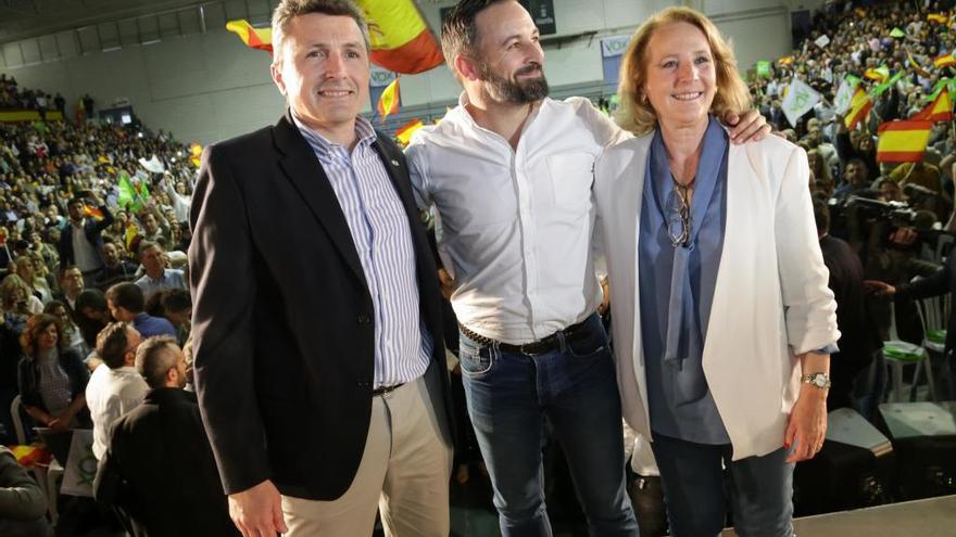 Pascual Salvador, Santiago Abascal y Lourdes Mendez, en el Príncipe de Asturias.