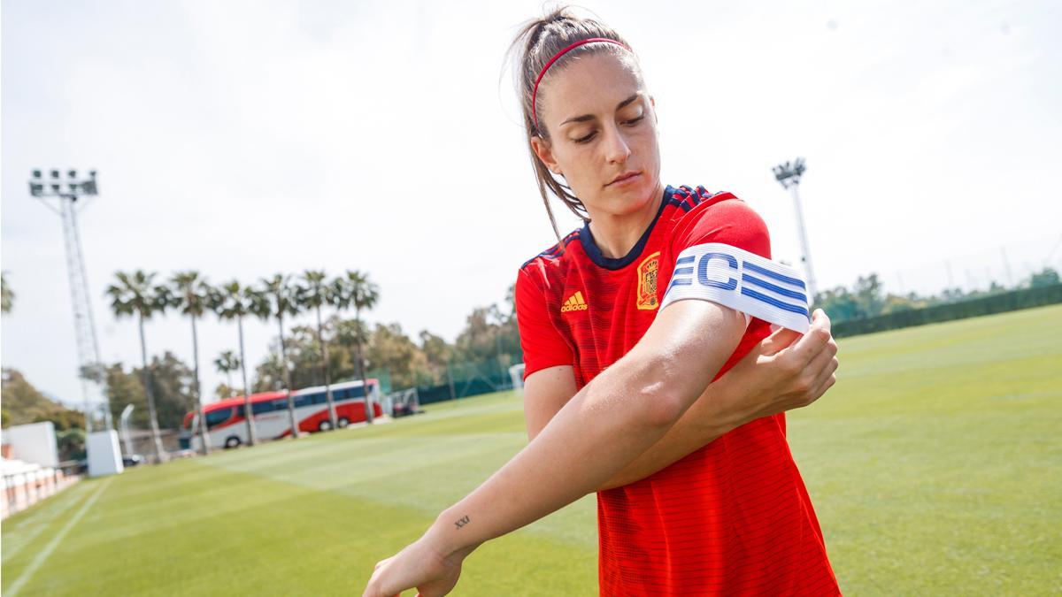 Alexia Putellas posa con el brazalete de capitana de la Selección española