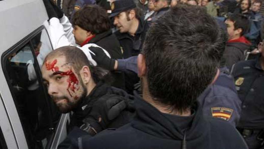 Dos jóvenes integrantes de un piquete informativo han sido detenidos esta mañana en Oviedo al producirse un enfrentamiento con las fuerzas de seguridad.