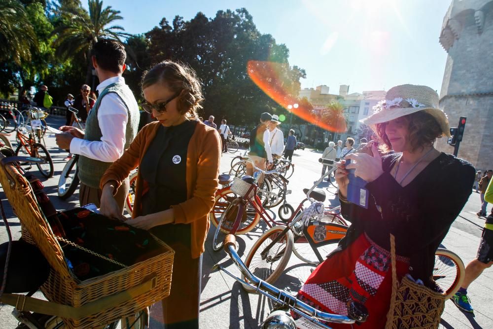 Encuentro de bicis antiguas y vestidos de época