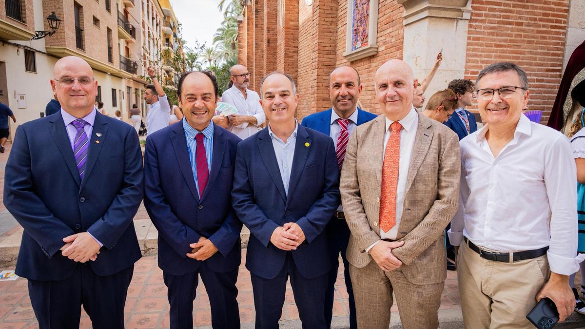 Chirivella, segundo por la izquierda, junto a Jordi Turull, de Junts.